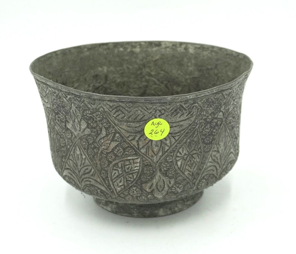 Lot 264: ANTIQUE ISLAMIC TINNED COPPER BOWL / POT