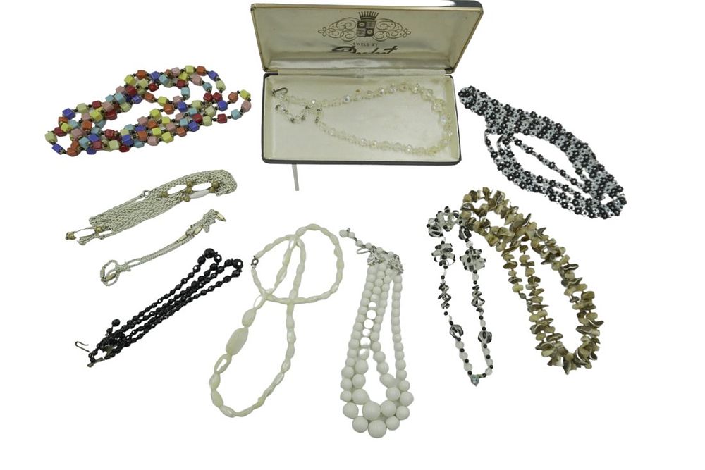 Lot 268: 10 MISC. VINTAGE COSTUME NECKLACES