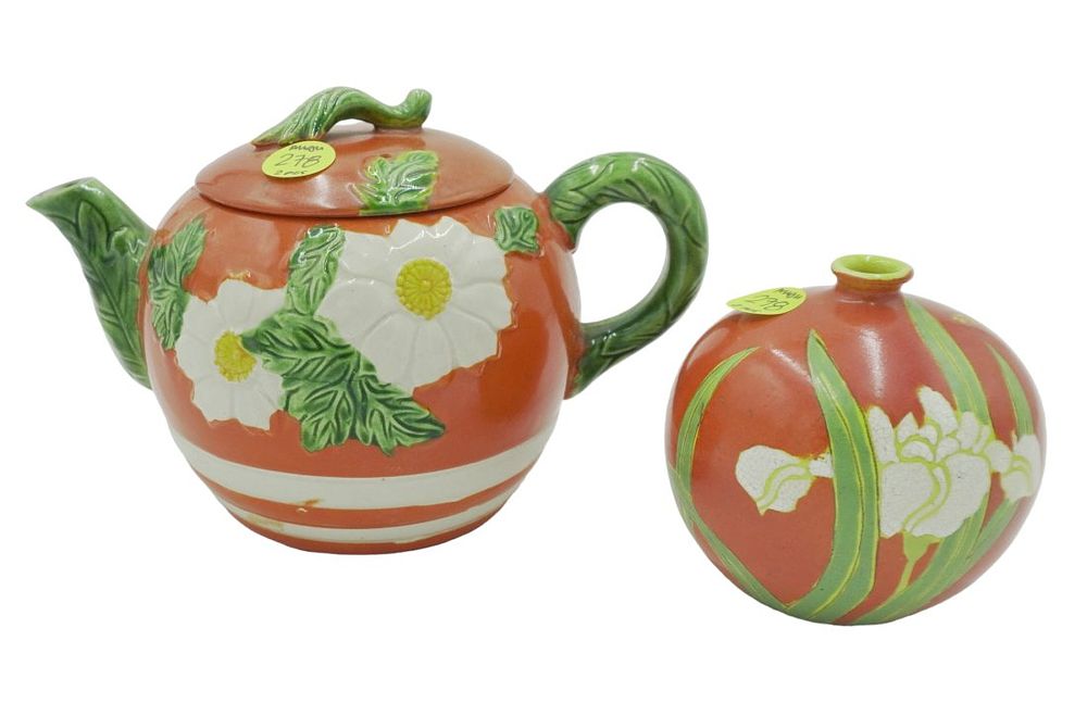 Lot 278: VINTAGE JAPANESE TEAPOT WITH MATCHING BUD VASE