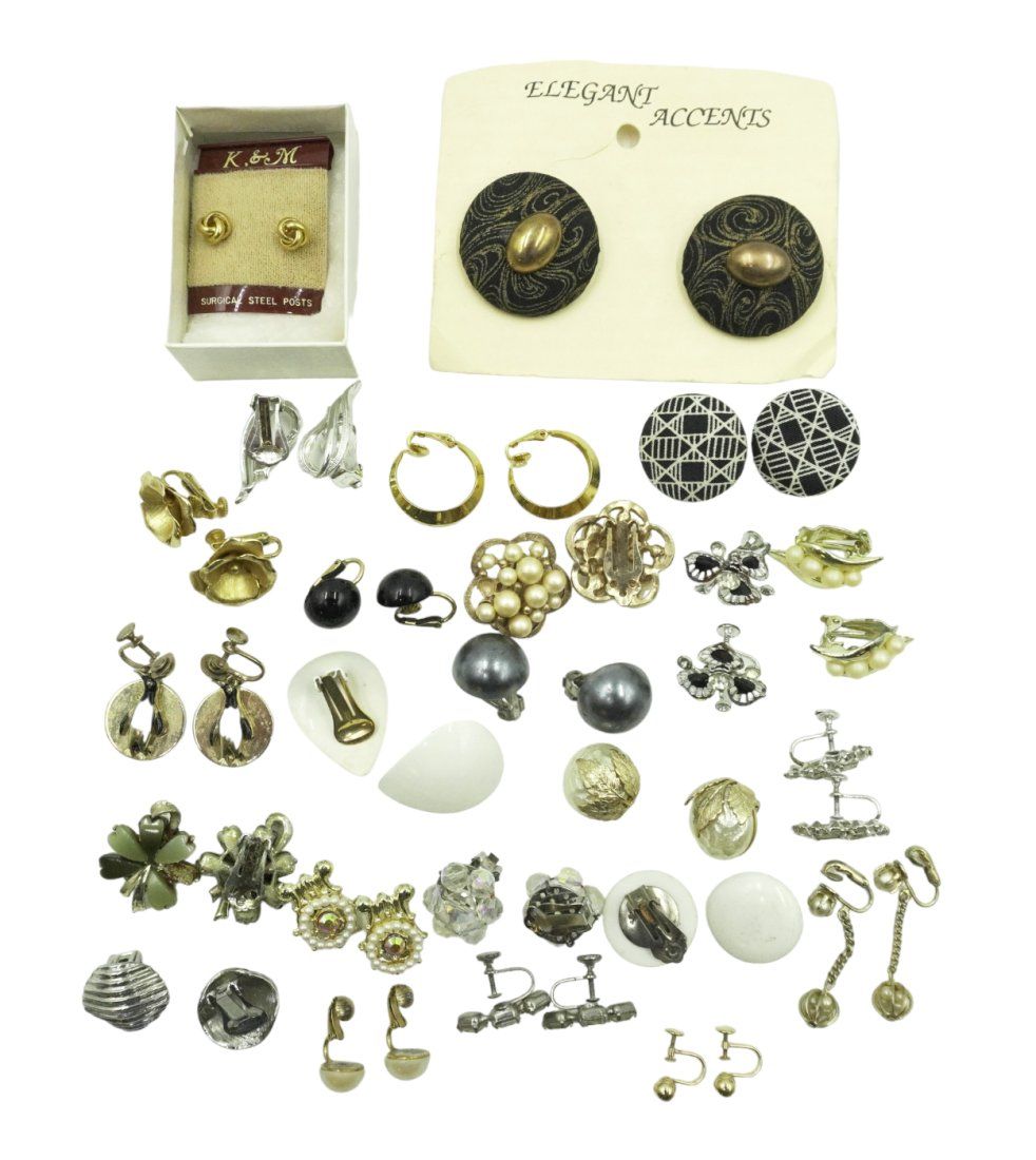 Lot 279: 24 MISC. VINTAGE CLIP ON EARRINGS