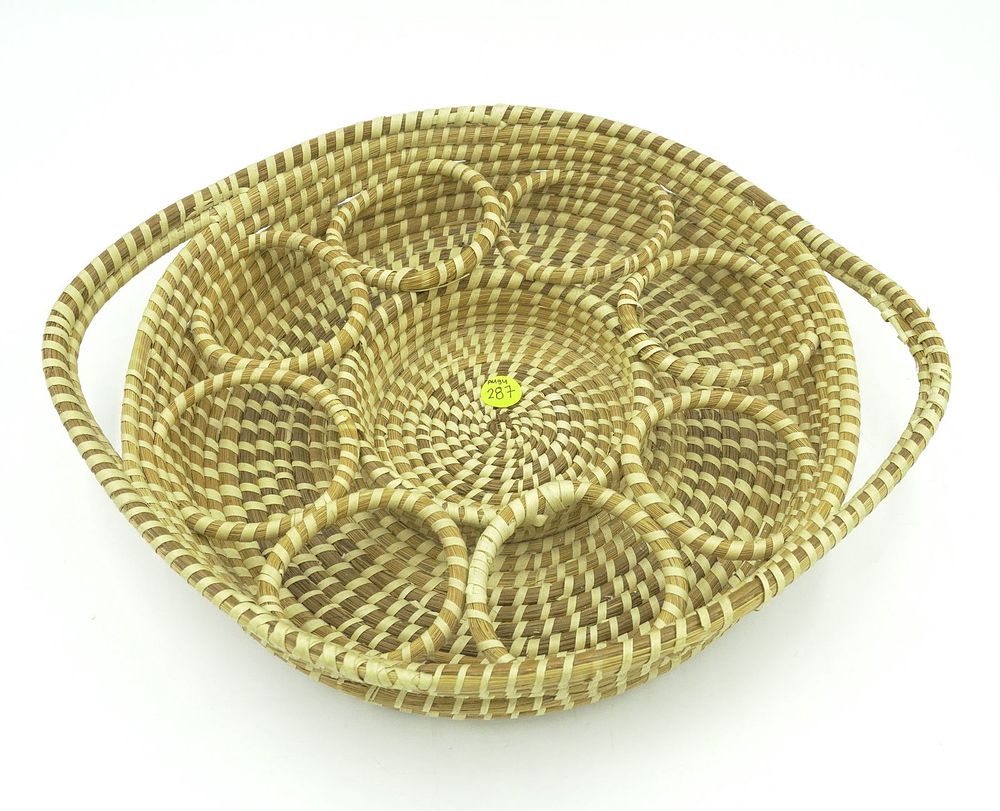 Lot 287: CHARLESTON SWEETGRASS BASKET DRINK CADDY