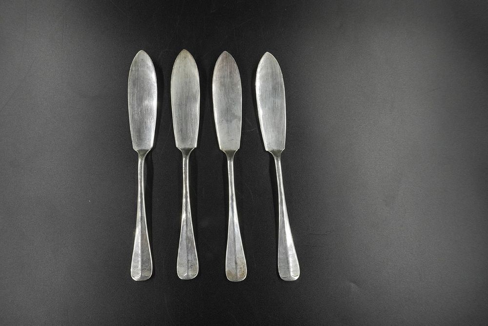 Lot 302: 4 ENGLISH SHEFFIELD FISH KNIVES COOPER BROS