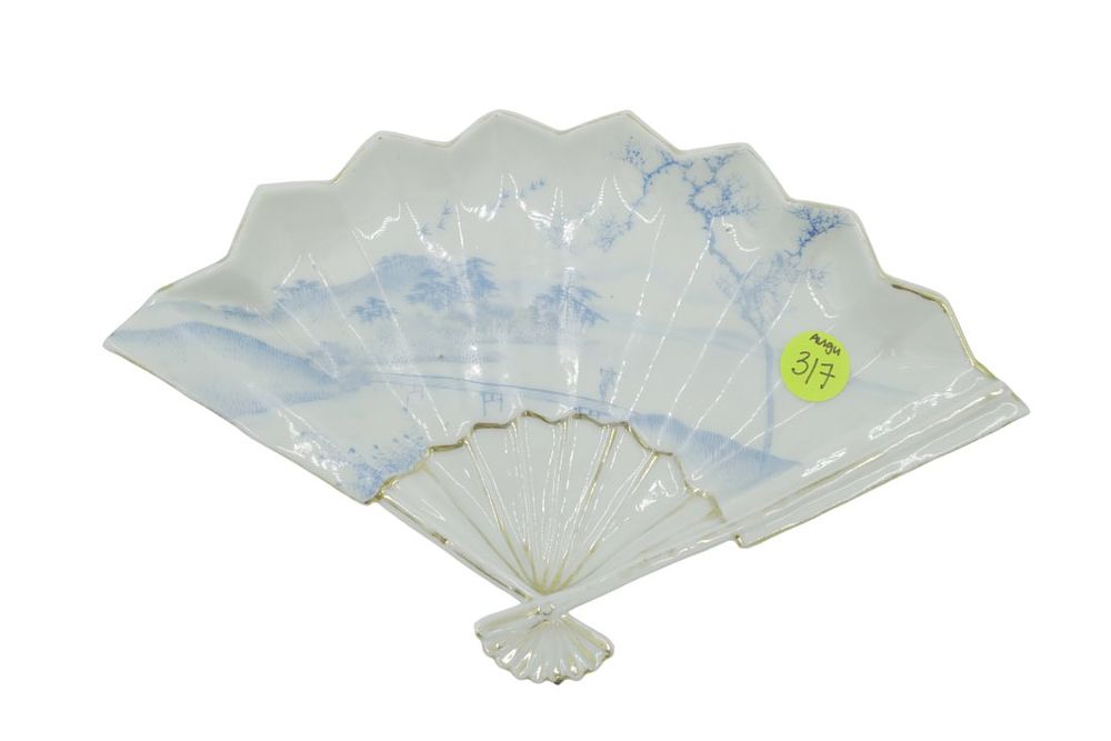 Lot 317: ANTIQUE SIGNED JAPANESE IMARI FAN SHAPED PLATE