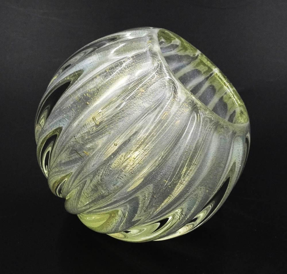 Lot 21: VINTAGE MURANO SEGUSO "BUGNATO" GOLD VASE