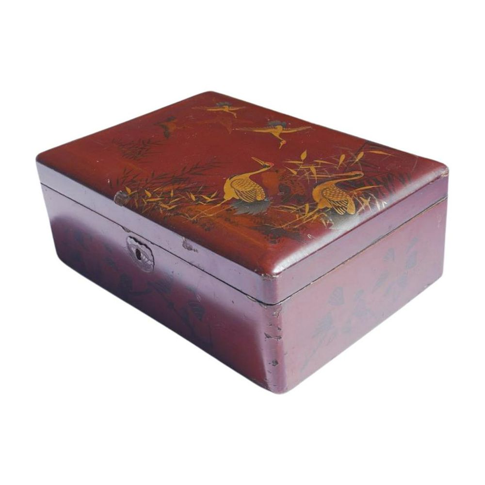 Lot 250: ANTIQUE JAPANESE LACQUER BOX