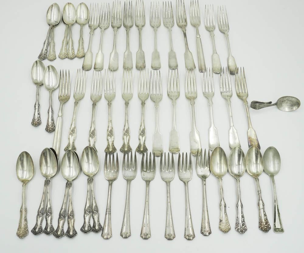 Lot 327: 58 PC ANTIQUE AMERICAN SILVERPLATE FLATWARE