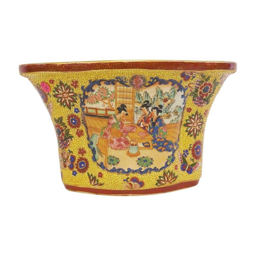 Lot 38: CHINESE PORCELAIN PLANTER / CACHE POT
