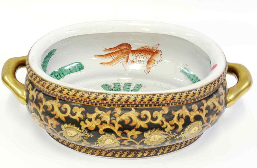Lot 47: VINTAGE LARGE CHINESE PORCELAIN FOOT BATH