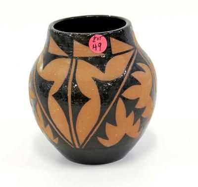 Lot 49: R. MARTINEZ SIGNED NATIVE AMERICAN VASE