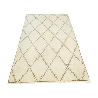 Lot 195: LARGE CREAM MOROCCAN RUG 10FT