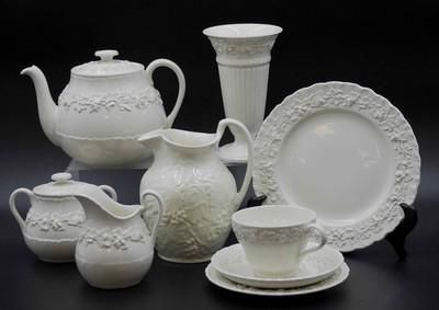 Lot 216: 36 PIECE WEDGWOOD QUEENSWARE CREAM W/ SHELL EDGE