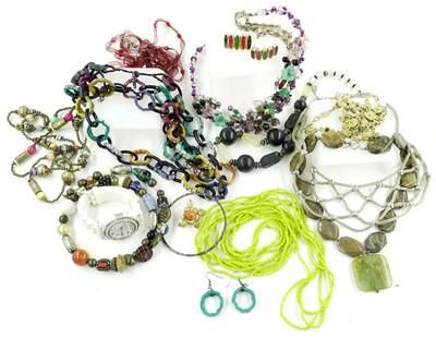 Lot 249: 18 PIECE COSTUME JEWELRY