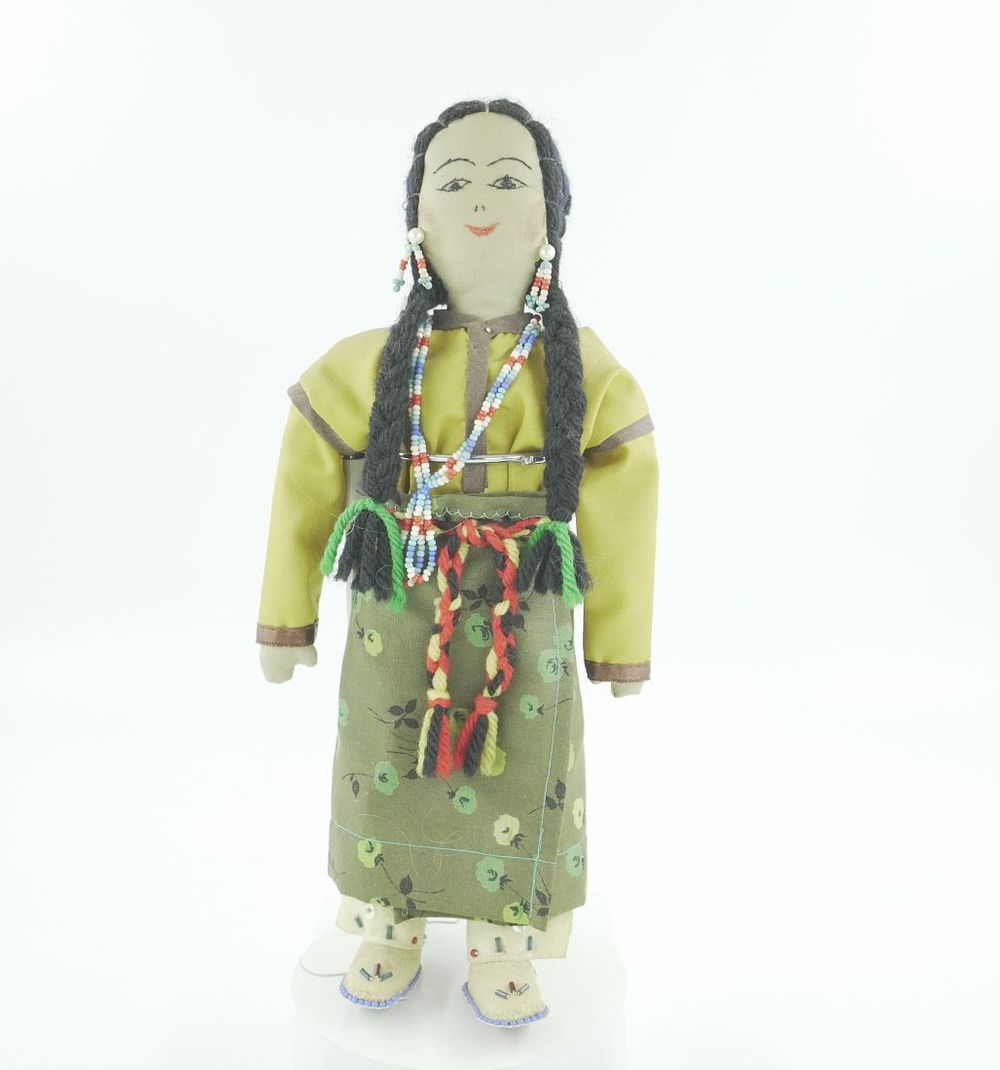 Lot 255: VINTAGE NATIVE AMERICAN DOLL