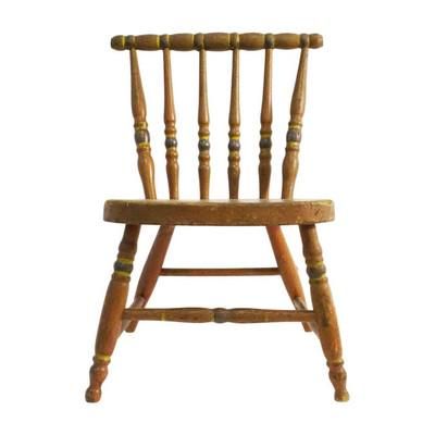 Lot 267: ANTIQUE PENNSYLVANIA SPINDLE BACK CHILDS CHAIR