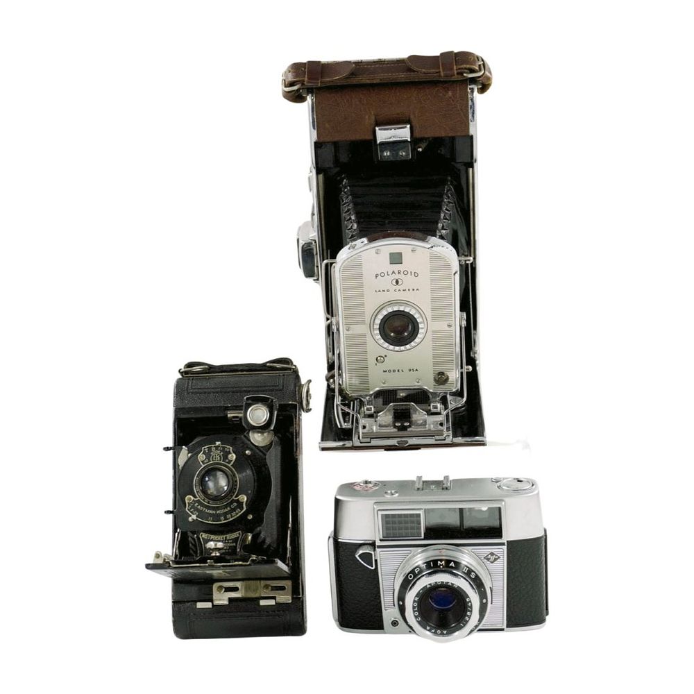 Lot 269: 3 VINTAGE CAMERAS EASTMAN KODAK - POLAROID + AGRA