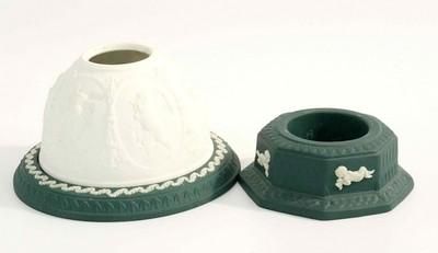Lot 275: 2PC WEDGWOOD SPRUCE GREEN JASPERWARE