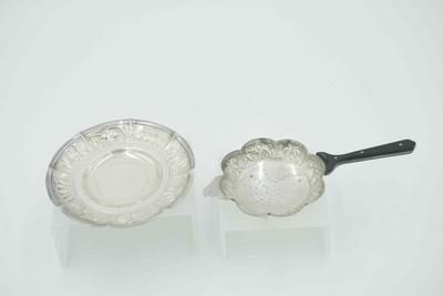 Lot 276: STERLING SILVER REPOUSSE TEA STRAINER W UNDERPLATE