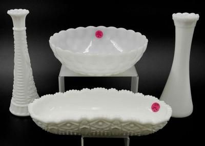 Lot 296: 4 PC VINTAGE MILK GLASS BOWLS - VASES