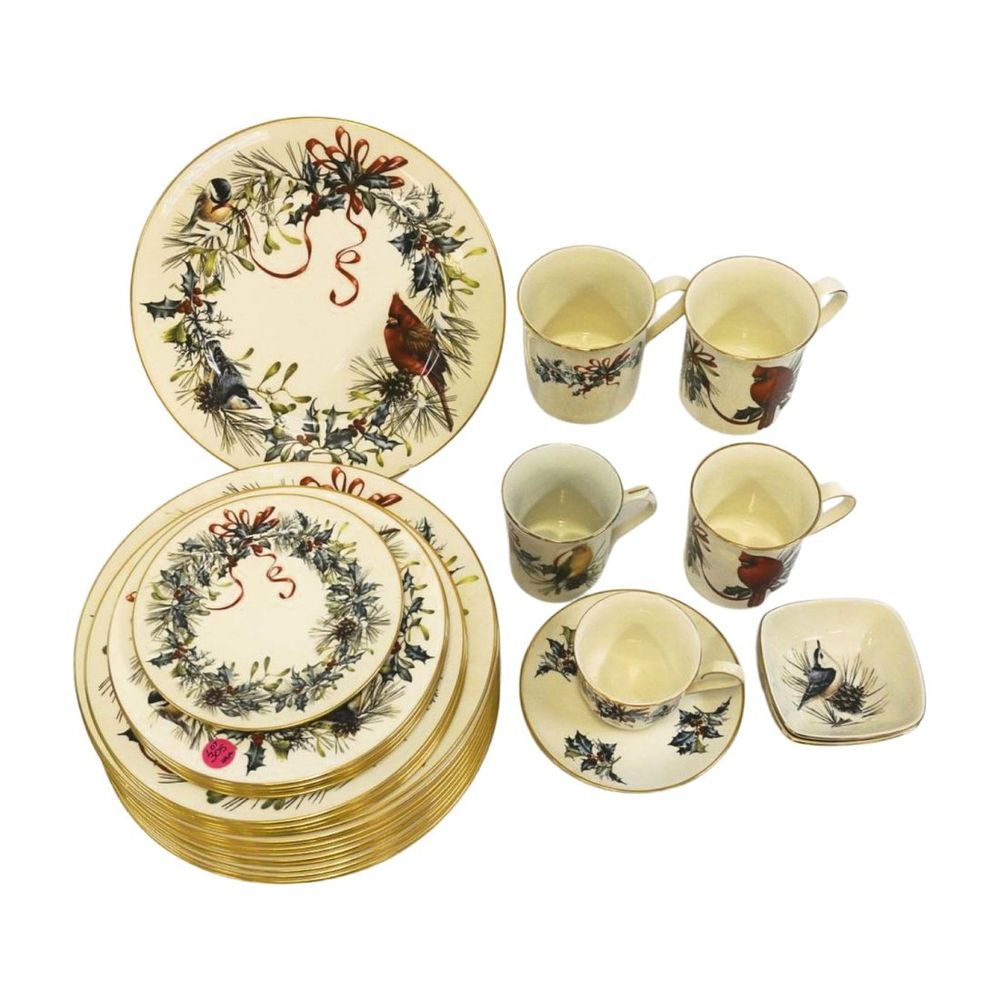 Lot 305: 29 PIECE LENOX WINTER GREETINGS PLATES