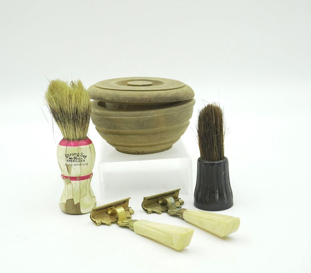 Lot 320: 5 pc VINTAGE SHAVING ITEMS RAZORS - BRUSHES