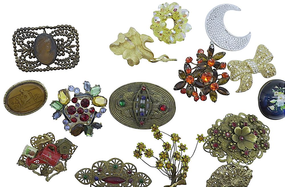 Lot 32: 15 EDWARDIAN THRU 1950s BROOCHES