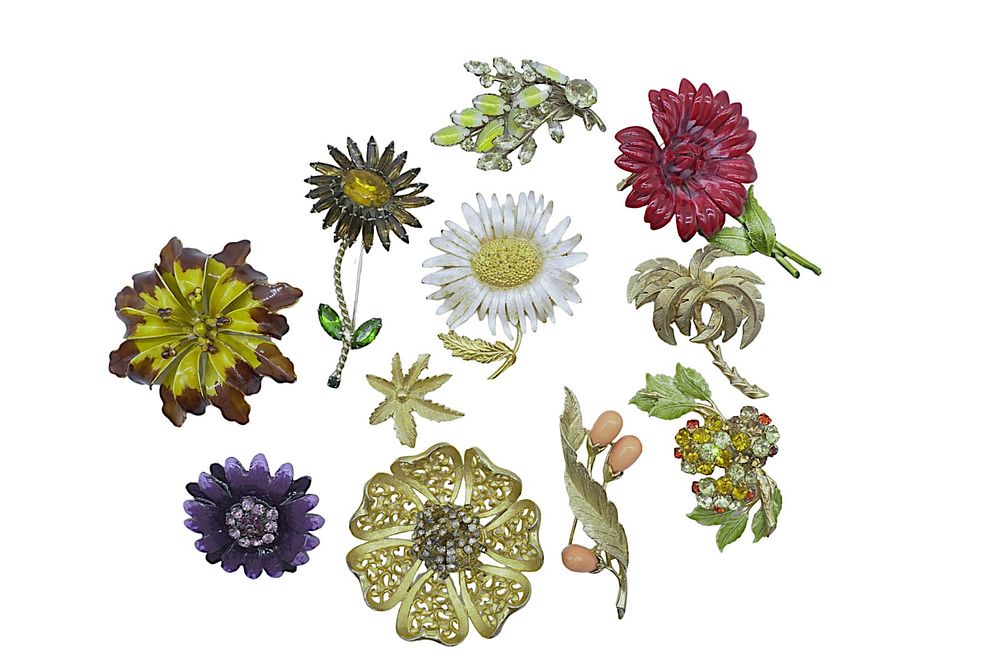 Lot 54: 10 VINTAGE MID CENTURY TO MOD FLOWER BROOCHES INCL HOBE