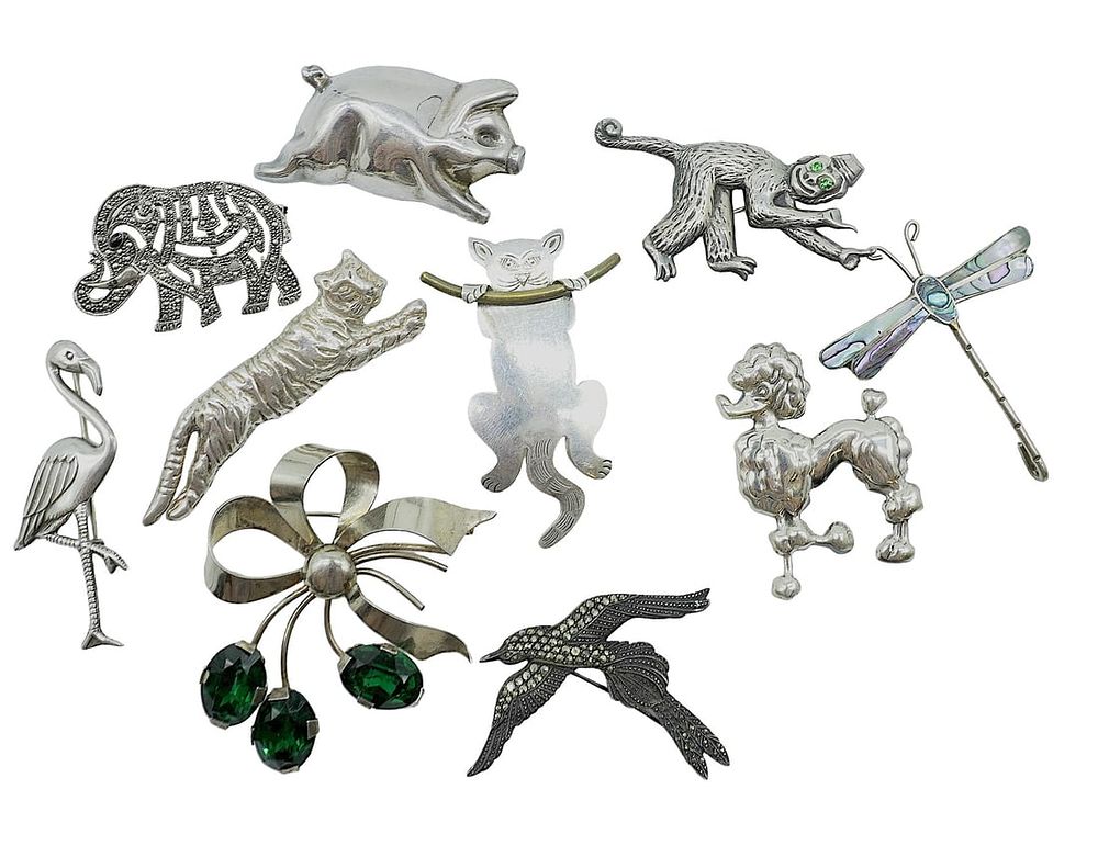 Lot 58: 10 VINTAGE STERLING SILVER BROOCHES