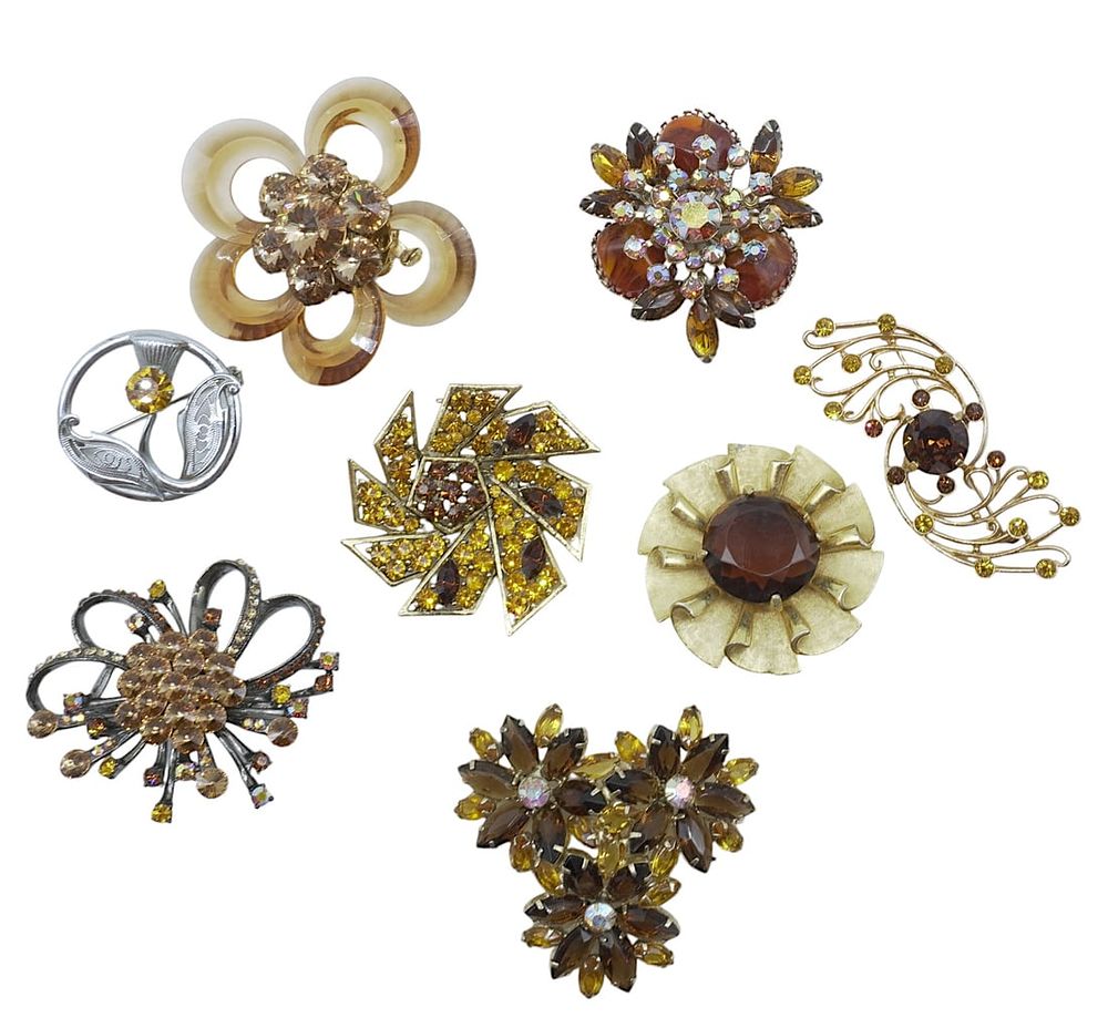 Lot 60: 8 VINTAGE MID CENTURY LARGE AMBER BROOCHES