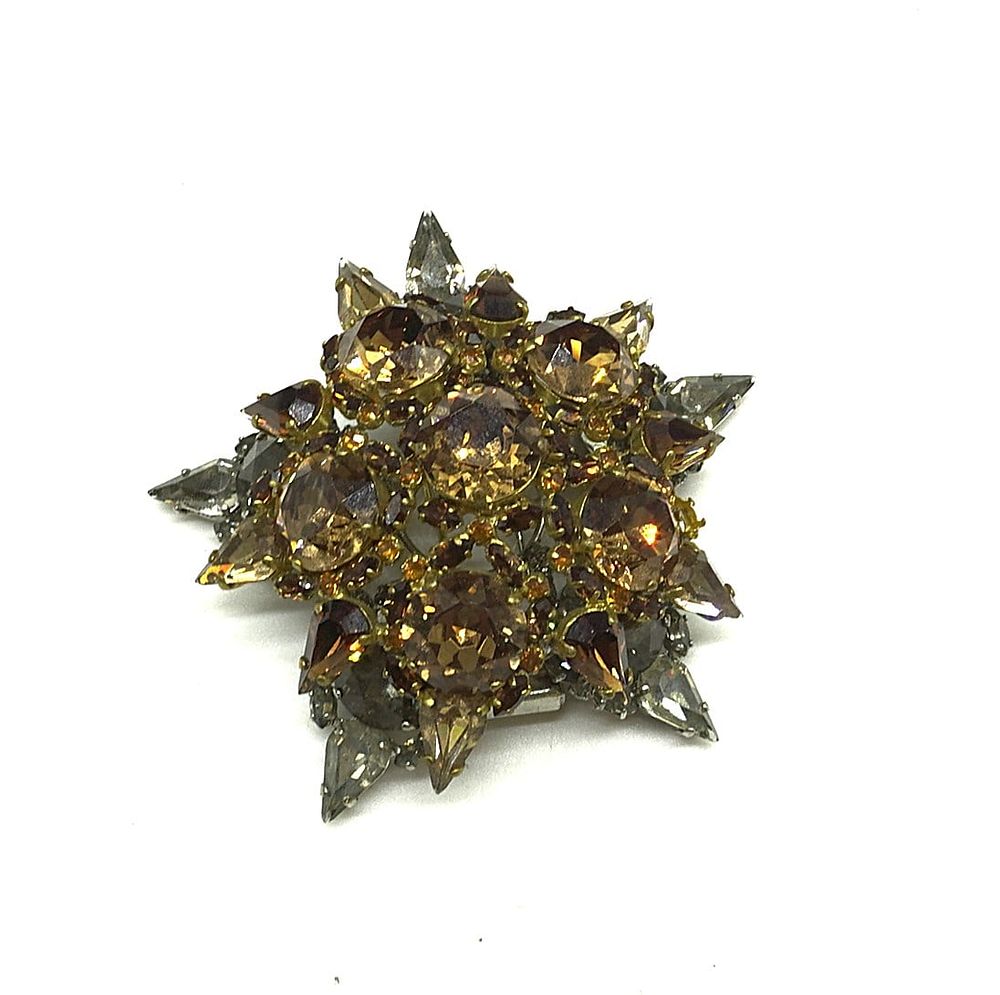 Lot 94: LARGE VINTAGE FRENCH DESIGNER DOMED FUR CLIP