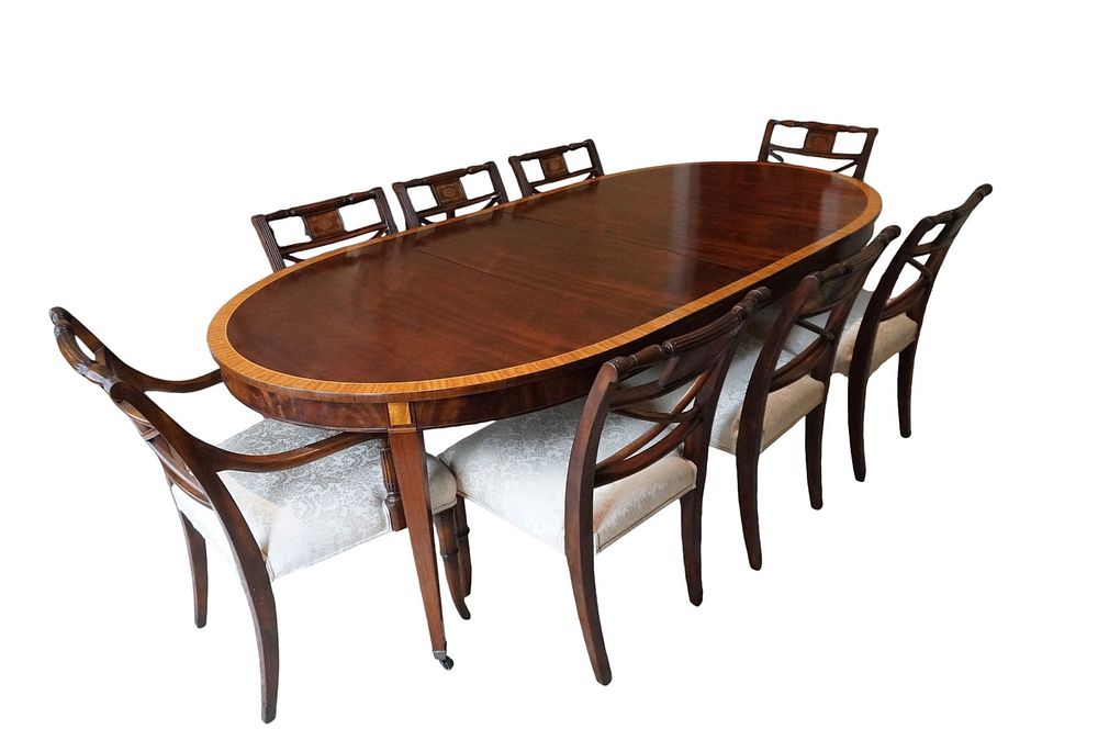 Lot 137: FEDERAL STYLE MAHOGANY SATINWOOD DINING TABLE