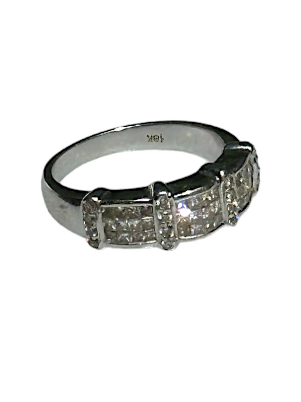 Lot 149: 18K GOLD PRINCESS CUT AND ROUND DIAMONDS RING