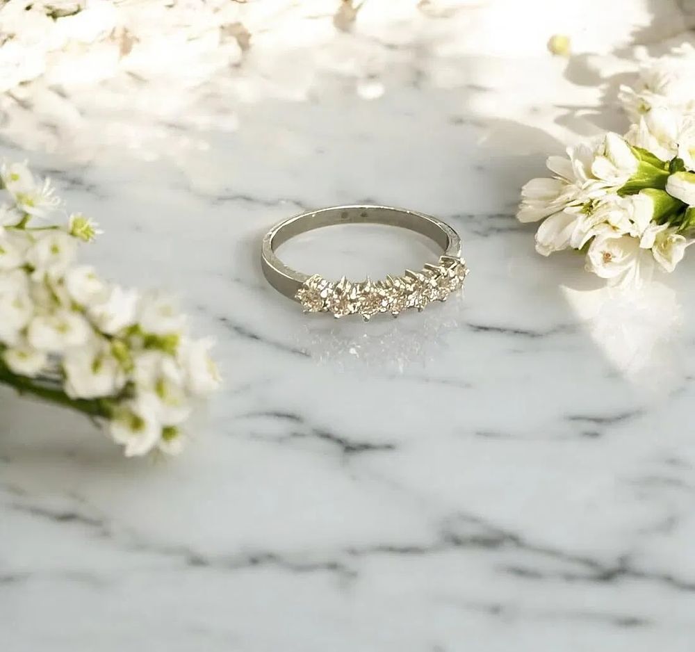 Lot 164: 18K WHITE GOLD 7 DIAMOND BAND SZ 7.5
