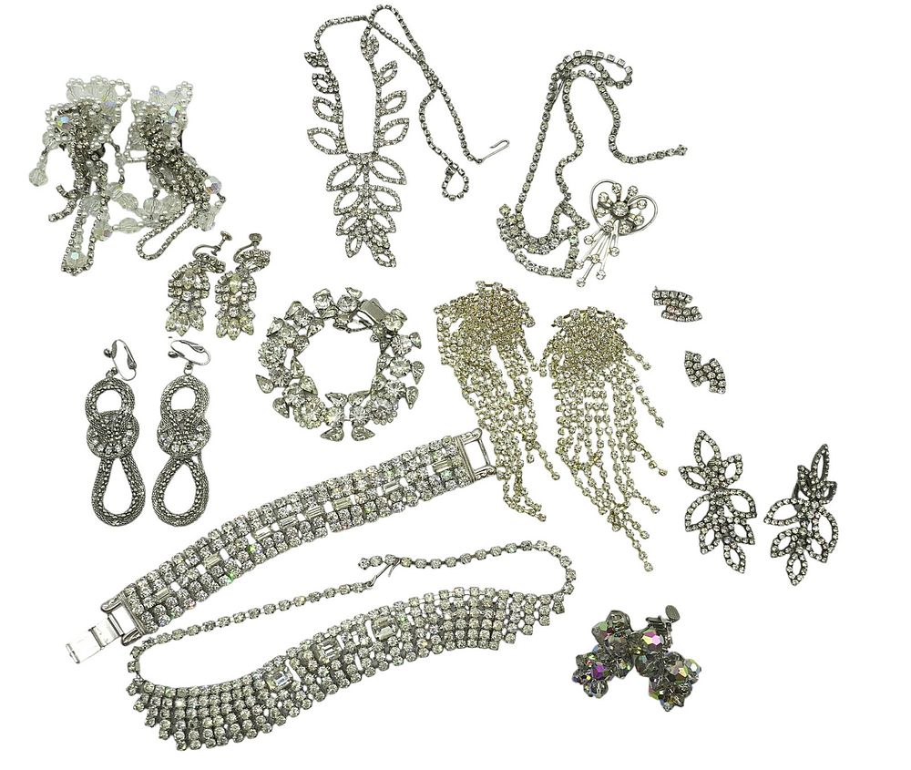 Lot 206: 13 PC VINTAGE 1940-1950S RHINESTONE JEWELRY
