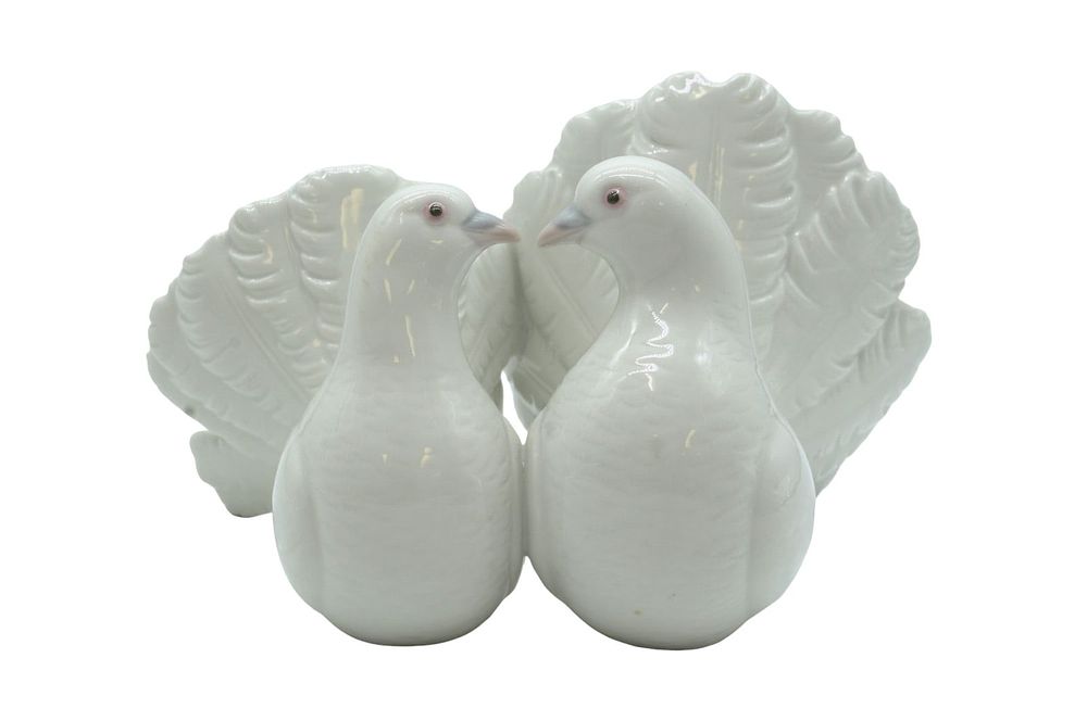 Lot 212: LLADRO COUPLE OF DOVES FIGURINE