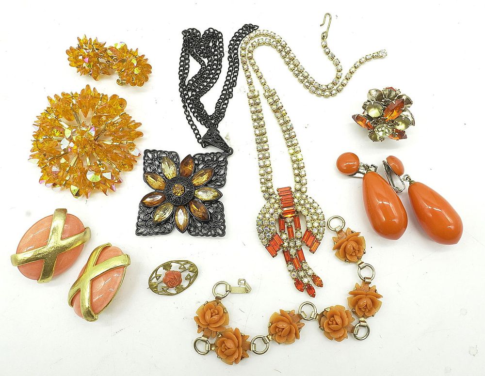 Lot 221: 9 PC VINTAGE / MOD COSTUME JEWELRY