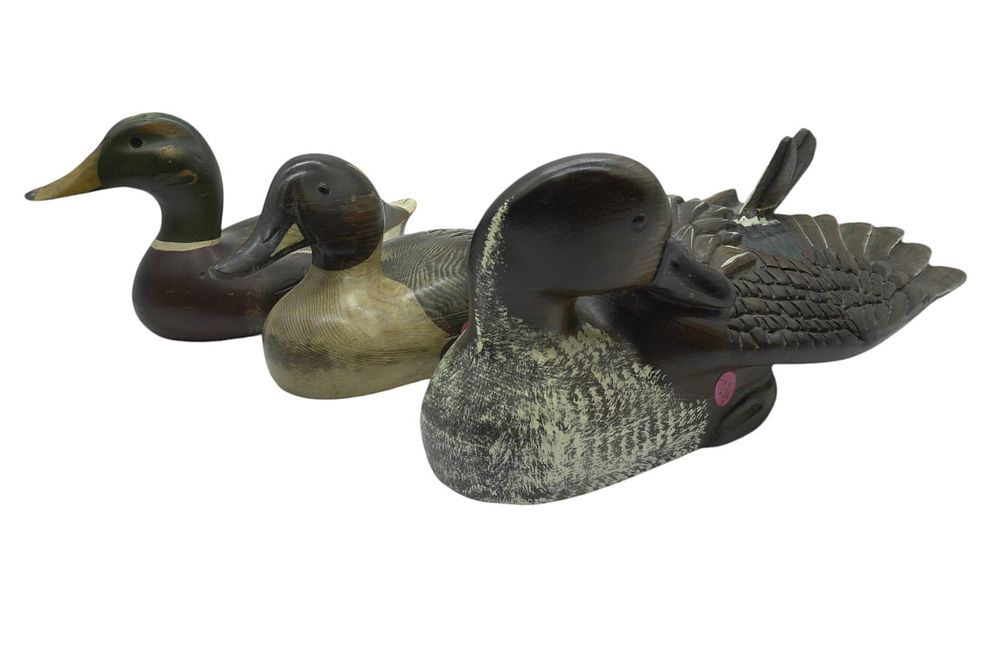 Lot 226: 3 VINTAGE HAND CARVED DECOYS ALL SIGNED