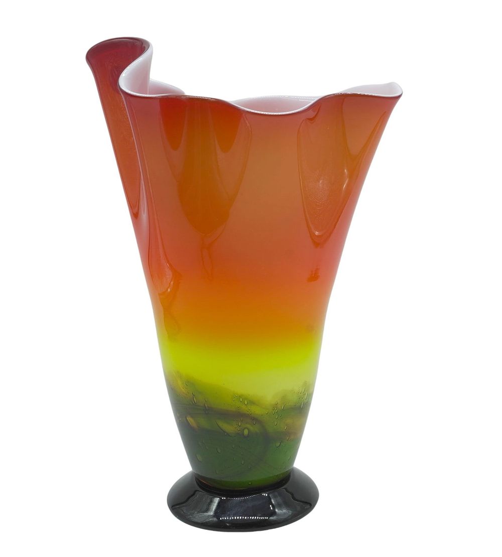 Lot 231: VINTAGE CASED HANDKERCHIEF ART GLASS VASE