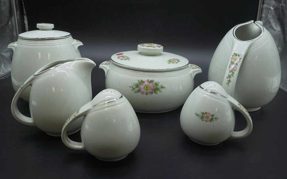 Lot 235: VINTAGE HALL'S SUPERIOR QUALITY KITCHENWARE 6 PIECE SET #658 ROSE WHITE PATTERN