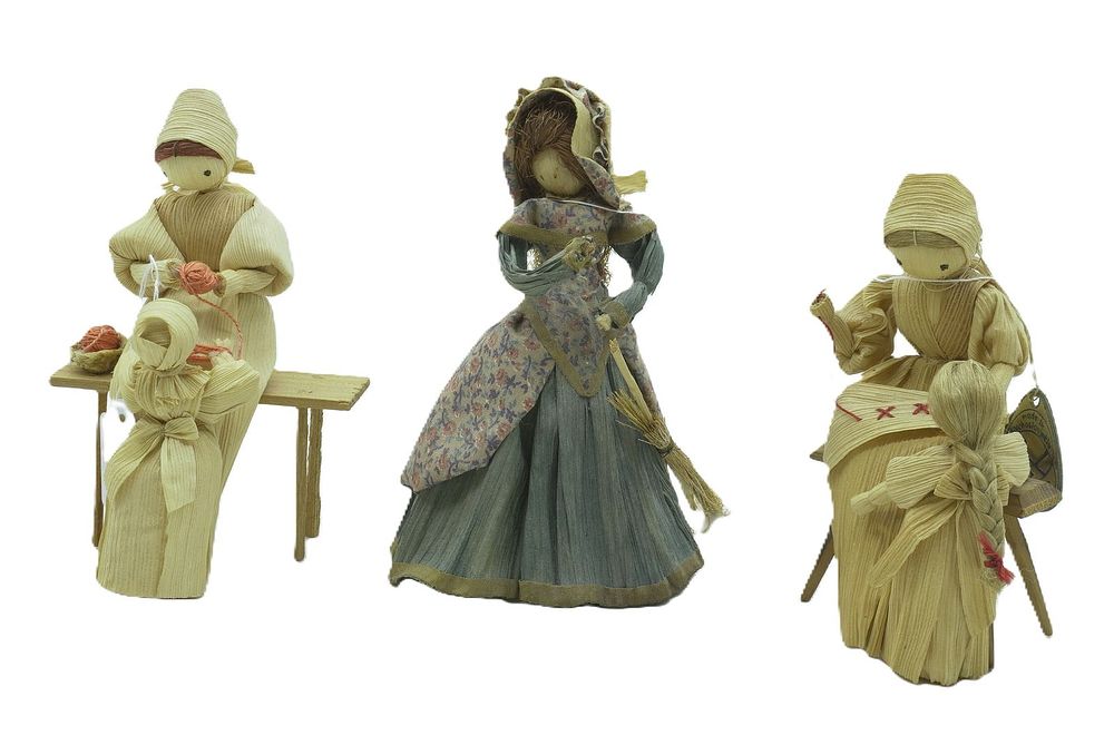 Lot 289: HANDCRAFTED CZECH CORN HUSK DOLLS - 3 PIECES