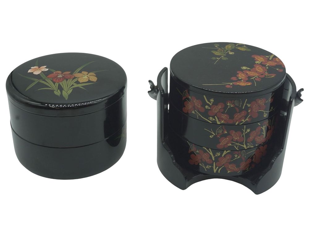 Lot 305: 2 VINTAGE BLACK LACQUER JAPANESE BENTO BOXES AND CARRIER