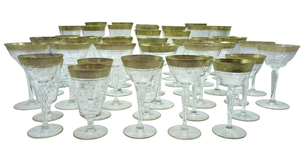 Lot 317: 45 PIECE GLASTONBURY LOTUS RAMBLER ROSE