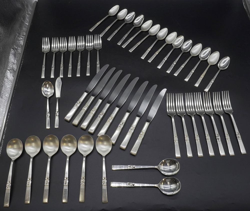 Lot 321: MCM ONEIDA MORNING STAR FLATWARE 48 PC