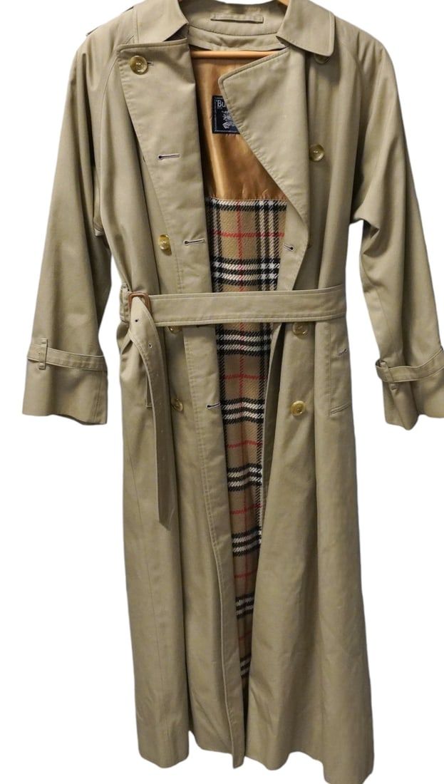 Lot 75: VINTAGE BURBERRY WOMENS TRENCH COAT - SIZE S/M