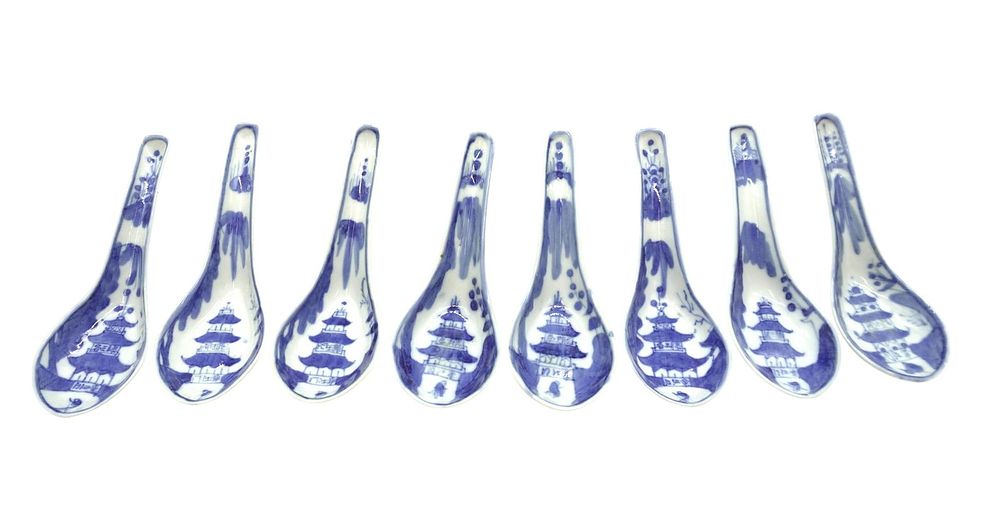Lot 95: 8 CHINESE QING BLUE AND WHITE SPOONS