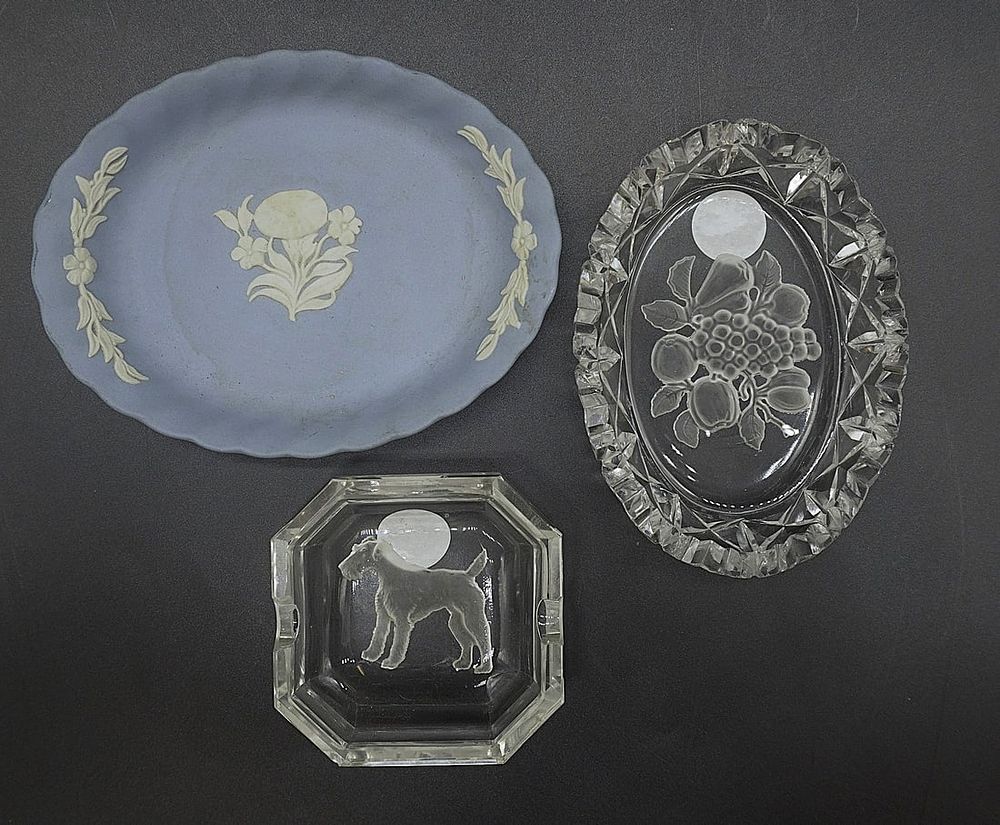 Lot 307: 3 TRINKET DISHES WEDGWOOD & INTAGLIO GLASS