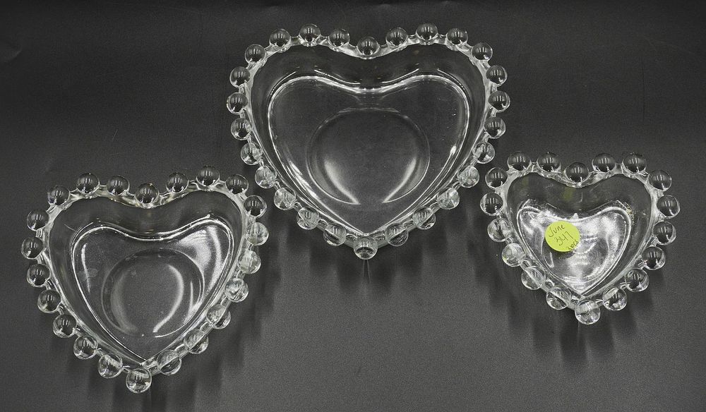 Lot 347: VINTAGE CANDLEWICK GLASS HEART SHAPED NESTING DISHES