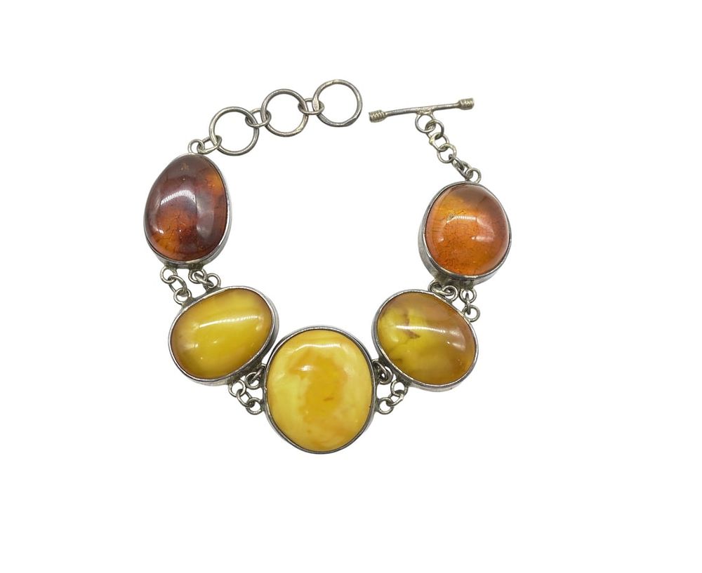 Lot 16: VINTAGE STERLING SILVER AMBER BRACELET