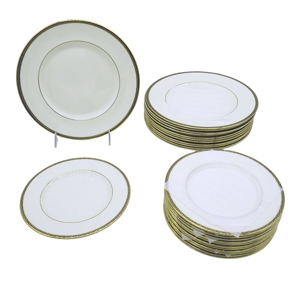 Lot 170: 24 PC MINTON ST JAMES ENGLISH BONE CHINA