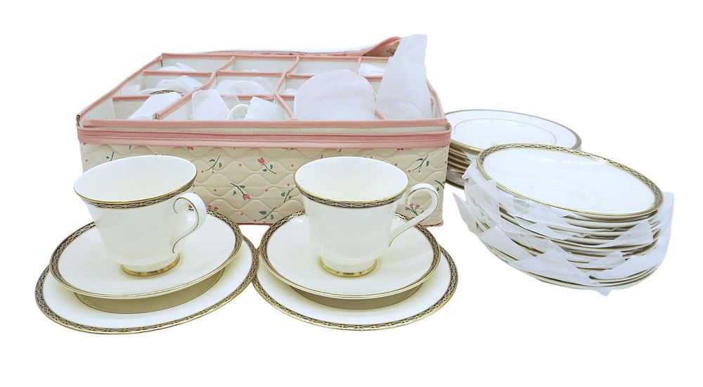 Lot 181: 36 PC MINTON ST JAMES ENGLISH BONE CHINA