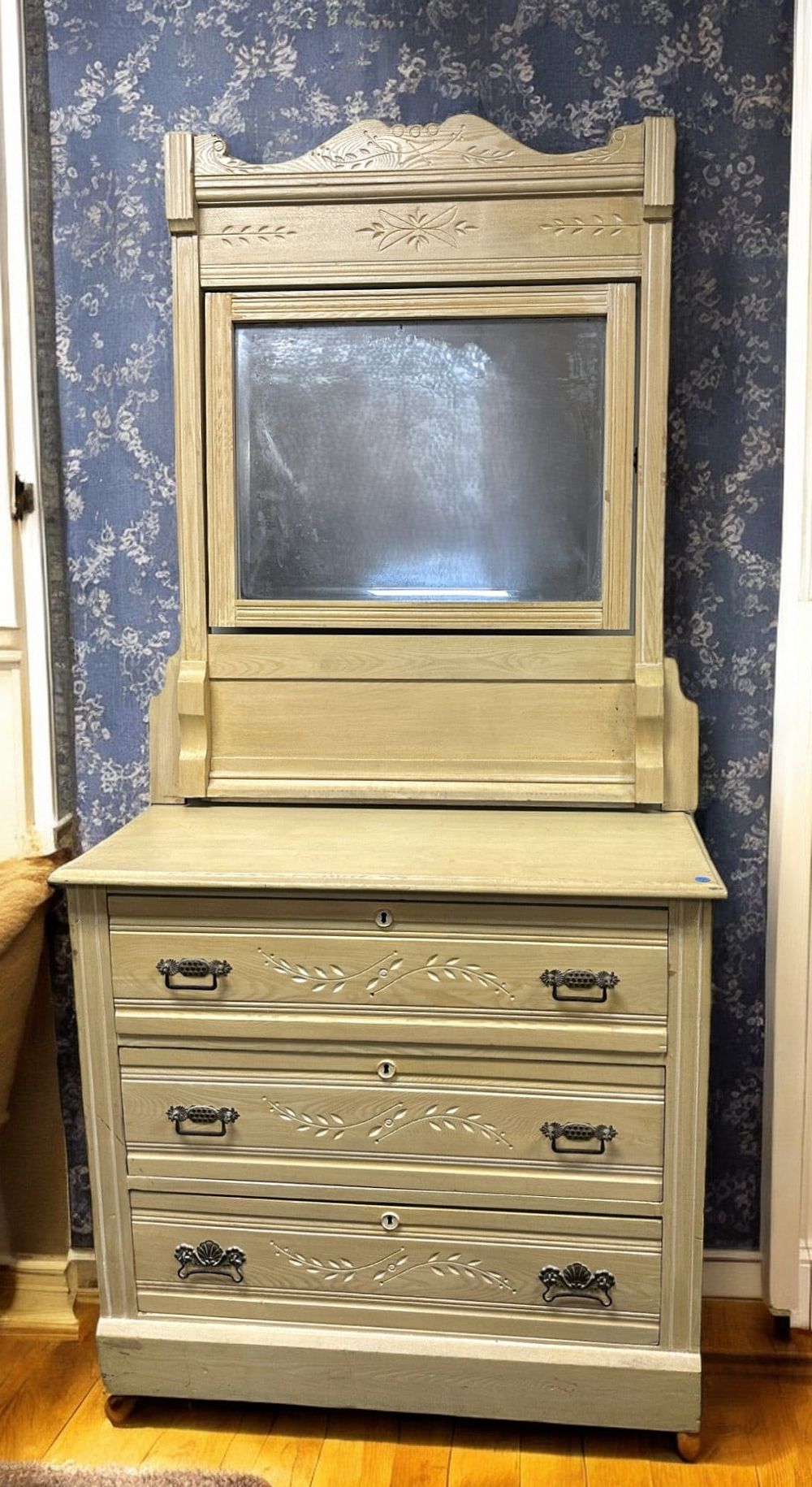 Lot 205: ANTIQUE AMERICAN DRESSER & MIRROR